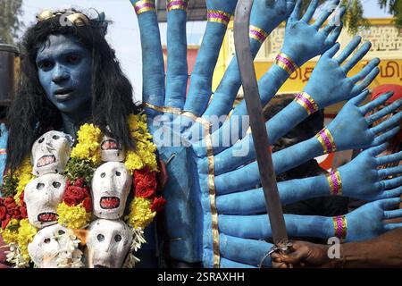 Der Mann kleidet sich als Hindu-Göttin Kali in der Nähe des Mutharamman-Tempels, Tamil Nadu, Indien, Asien Stockfoto