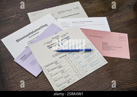Wahlzettel, Briefwahl, Wahlunterlagen zur Bundestagswahl am 23. Februar 2023 Stockfoto