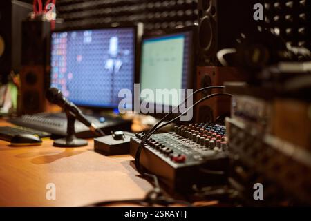 Audio-Mischpult mit Mikrofon in modernem Studio-Setting mit komplizierten Verbindungen und fortschrittlicher Technologie für den Sound Stockfoto