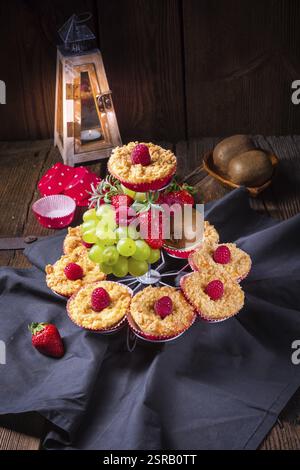 Käsekuchen-Muffins mit Himbeeren Stockfoto