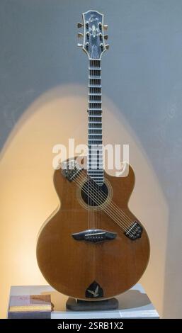 John McLaughlins „Drone String“ Gibson Gitarre ist eine der Hauptausstellungen im MuPop Music Museum in Montlucon, Frankreich. Stockfoto