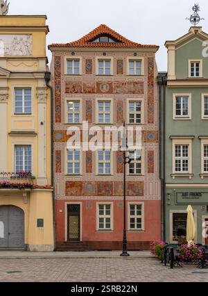 Ein Bild der farbenfrohen Fassaden auf dem Alten Marktplatz von Posen. Stockfoto