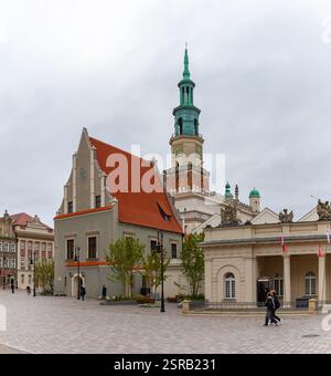 Ein Bild des alten Marktplatzes von Posen an einem bewölkten Tag mit dem Rathaus und dem Wiegehaus. Stockfoto