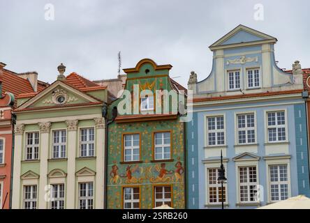 Ein Bild der farbenfrohen Fassaden auf dem Alten Marktplatz von Posen. Stockfoto