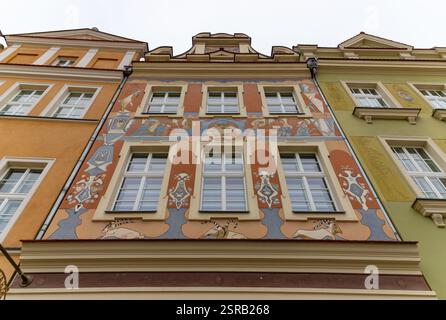 Ein Bild der farbenfrohen Fassaden auf dem Alten Marktplatz von Posen. Stockfoto