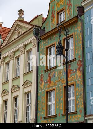 Ein Bild der farbenfrohen Fassaden auf dem Alten Marktplatz von Posen. Stockfoto