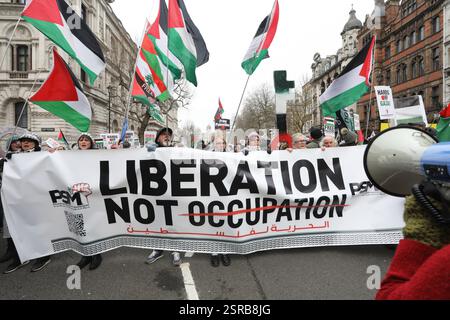 London, Vereinigtes Königreich, 15. Februar 2025. Tausende nahmen an einer pro-palästinensischen Kundgebung Teil, die von Whitehall zur amerikanischen Botschaft marschierte. Es war die erste, die seit den Plänen von US-Präsident Donald Trump stattfand, Gaza "zu übernehmen", auf denen viele Plakate darauf hinwiesen, dass Gaza für die Palästinenser ist und nicht zum Verkauf steht. Kredit : Monica Wells/Alamy Live News Stockfoto