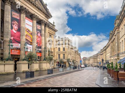 Grey Street mit dem Theatre Royal auf der linken Seite, Newcastle-upon-Tyne, Tyne and Wear, England, Großbritannien Stockfoto