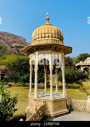 Aufwendig geschnitzte königliche Cenotaphe von Gaitore Ki Chhatriyan, Jaipur, die Rajput-Mogul-Architektur zeigen. Stockfoto
