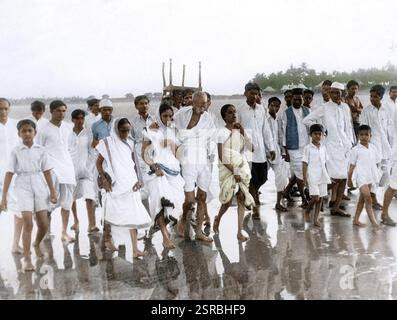 Mahatma Gandhi mit Mitarbeitern in Juhu Beach, Mumbai, Maharashtra, Indien, Asien, Mai 1944, Asien Stockfoto