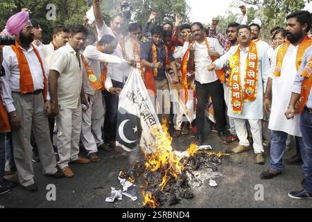 Hinduistische Aktivisten brennen Bildnis von Pakistans Premierminister Nawaz Sharif Protest gegen indische Armee Angriff base Kaschmir-Neu-Delhi Stockfoto