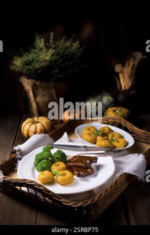 Knödel mit Kürbismus und gegrillten Rippchen Stockfoto