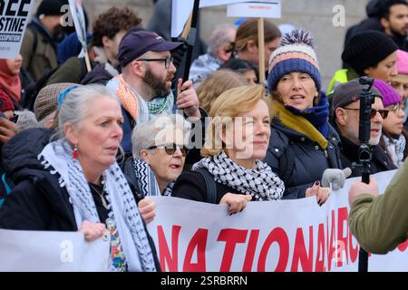 London, Großbritannien. Februar 2025. Die Schauspielerin Juliet Stevenson geht mit Zehntausenden von Whitehall zur US-Botschaft, neun Elmen beim 24. nationalmarsch für Palästina, um Präsident Donald Trumps geplante Pläne für den Gazastreifen abzulehnen, in denen er vorschlug, das Territorium zu übernehmen. Quelle: Eleventh Photography/Alamy Live News Stockfoto