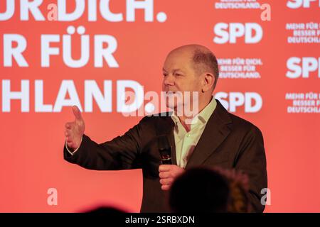 Bundestagswahlkampf 2025. Mehr für dich. Besser für Deutschland. Bundeskanzler Olaf Scholz im Gespräch in Marl. Marl, Nordrhein-Westfalen, DEU, Deutschland, 04.02.2025 *** Bundestagswahlkampf 2025 mehr für Sie besser für Deutschland Bundeskanzler Olaf Scholz im Gespräch in Marl Marl, Nordrhein-Westfalen, DEU, Deutschland, 04 02 2025 Stockfoto