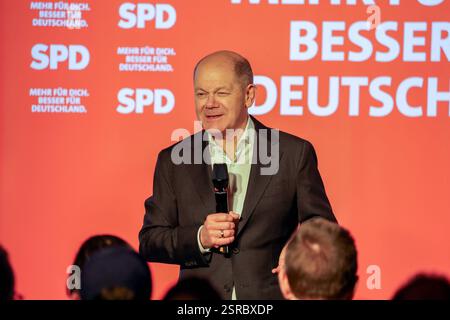 Bundestagswahlkampf 2025. Mehr für dich. Besser für Deutschland. Bundeskanzler Olaf Scholz im Gespräch in Marl. Marl, Nordrhein-Westfalen, DEU, Deutschland, 04.02.2025 *** Bundestagswahlkampf 2025 mehr für Sie besser für Deutschland Bundeskanzler Olaf Scholz im Gespräch in Marl Marl, Nordrhein-Westfalen, DEU, Deutschland, 04 02 2025 Stockfoto