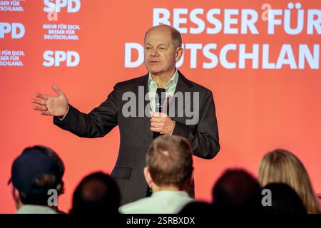 Bundestagswahlkampf 2025. Mehr für dich. Besser für Deutschland. Bundeskanzler Olaf Scholz im Gespräch in Marl. Marl, Nordrhein-Westfalen, DEU, Deutschland, 04.02.2025 *** Bundestagswahlkampf 2025 mehr für Sie besser für Deutschland Bundeskanzler Olaf Scholz im Gespräch in Marl Marl, Nordrhein-Westfalen, DEU, Deutschland, 04 02 2025 Stockfoto