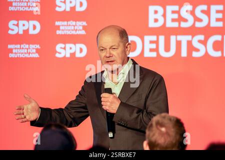 Bundestagswahlkampf 2025. Mehr für dich. Besser für Deutschland. Bundeskanzler Olaf Scholz im Gespräch in Marl. Marl, Nordrhein-Westfalen, DEU, Deutschland, 04.02.2025 *** Bundestagswahlkampf 2025 mehr für Sie besser für Deutschland Bundeskanzler Olaf Scholz im Gespräch in Marl Marl, Nordrhein-Westfalen, DEU, Deutschland, 04 02 2025 Stockfoto