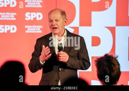 Bundestagswahlkampf 2025. Mehr für dich. Besser für Deutschland. Bundeskanzler Olaf Scholz im Gespräch in Marl. Marl, Nordrhein-Westfalen, DEU, Deutschland, 04.02.2025 *** Bundestagswahlkampf 2025 mehr für Sie besser für Deutschland Bundeskanzler Olaf Scholz im Gespräch in Marl Marl, Nordrhein-Westfalen, DEU, Deutschland, 04 02 2025 Stockfoto