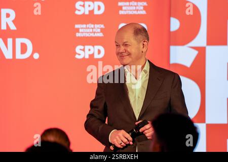 Bundestagswahlkampf 2025. Mehr für dich. Besser für Deutschland. Bundeskanzler Olaf Scholz im Gespräch in Marl. Marl, Nordrhein-Westfalen, DEU, Deutschland, 04.02.2025 *** Bundestagswahlkampf 2025 mehr für Sie besser für Deutschland Bundeskanzler Olaf Scholz im Gespräch in Marl Marl, Nordrhein-Westfalen, DEU, Deutschland, 04 02 2025 Stockfoto