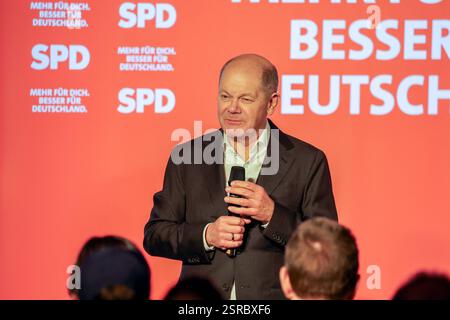 Bundestagswahlkampf 2025. Mehr für dich. Besser für Deutschland. Bundeskanzler Olaf Scholz im Gespräch in Marl. Marl, Nordrhein-Westfalen, DEU, Deutschland, 04.02.2025 *** Bundestagswahlkampf 2025 mehr für Sie besser für Deutschland Bundeskanzler Olaf Scholz im Gespräch in Marl Marl, Nordrhein-Westfalen, DEU, Deutschland, 04 02 2025 Stockfoto