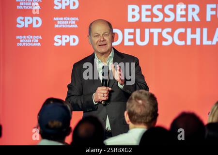 Bundestagswahlkampf 2025. Mehr für dich. Besser für Deutschland. Bundeskanzler Olaf Scholz im Gespräch in Marl. Marl, Nordrhein-Westfalen, DEU, Deutschland, 04.02.2025 *** Bundestagswahlkampf 2025 mehr für Sie besser für Deutschland Bundeskanzler Olaf Scholz im Gespräch in Marl Marl, Nordrhein-Westfalen, DEU, Deutschland, 04 02 2025 Stockfoto