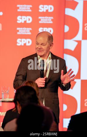 Bundestagswahlkampf 2025. Mehr für dich. Besser für Deutschland. Bundeskanzler Olaf Scholz im Gespräch in Marl. Marl, Nordrhein-Westfalen, DEU, Deutschland, 04.02.2025 *** Bundestagswahlkampf 2025 mehr für Sie besser für Deutschland Bundeskanzler Olaf Scholz im Gespräch in Marl Marl, Nordrhein-Westfalen, DEU, Deutschland, 04 02 2025 Stockfoto