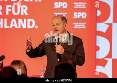 Bundestagswahlkampf 2025. Mehr für dich. Besser für Deutschland. Bundeskanzler Olaf Scholz im Gespräch in Marl. Marl, Nordrhein-Westfalen, DEU, Deutschland, 04.02.2025 *** Bundestagswahlkampf 2025 mehr für Sie besser für Deutschland Bundeskanzler Olaf Scholz im Gespräch in Marl Marl, Nordrhein-Westfalen, DEU, Deutschland, 04 02 2025 Stockfoto