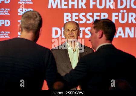 Bundestagswahlkampf 2025. Mehr für dich. Besser für Deutschland. Bundeskanzler Olaf Scholz im Gespräch in Marl. Marl, Nordrhein-Westfalen, DEU, Deutschland, 04.02.2025 *** Bundestagswahlkampf 2025 mehr für Sie besser für Deutschland Bundeskanzler Olaf Scholz im Gespräch in Marl Marl, Nordrhein-Westfalen, DEU, Deutschland, 04 02 2025 Stockfoto