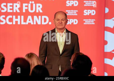 Bundestagswahlkampf 2025. Mehr für dich. Besser für Deutschland. Bundeskanzler Olaf Scholz im Gespräch in Marl. Marl, Nordrhein-Westfalen, DEU, Deutschland, 04.02.2025 *** Bundestagswahlkampf 2025 mehr für Sie besser für Deutschland Bundeskanzler Olaf Scholz im Gespräch in Marl Marl, Nordrhein-Westfalen, DEU, Deutschland, 04 02 2025 Stockfoto