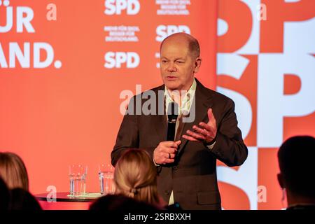 Bundestagswahlkampf 2025. Mehr für dich. Besser für Deutschland. Bundeskanzler Olaf Scholz im Gespräch in Marl. Marl, Nordrhein-Westfalen, DEU, Deutschland, 04.02.2025 *** Bundestagswahlkampf 2025 mehr für Sie besser für Deutschland Bundeskanzler Olaf Scholz im Gespräch in Marl Marl, Nordrhein-Westfalen, DEU, Deutschland, 04 02 2025 Stockfoto