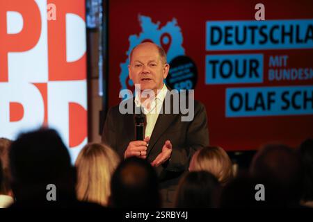 Bundestagswahlkampf 2025. Mehr für dich. Besser für Deutschland. Bundeskanzler Olaf Scholz im Gespräch in Marl. Marl, Nordrhein-Westfalen, DEU, Deutschland, 04.02.2025 *** Bundestagswahlkampf 2025 mehr für Sie besser für Deutschland Bundeskanzler Olaf Scholz im Gespräch in Marl Marl, Nordrhein-Westfalen, DEU, Deutschland, 04 02 2025 Stockfoto