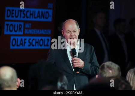 Bundestagswahlkampf 2025. Mehr für dich. Besser für Deutschland. Bundeskanzler Olaf Scholz im Gespräch in Marl. Marl, Nordrhein-Westfalen, DEU, Deutschland, 04.02.2025 *** Bundestagswahlkampf 2025 mehr für Sie besser für Deutschland Bundeskanzler Olaf Scholz im Gespräch in Marl Marl, Nordrhein-Westfalen, DEU, Deutschland, 04 02 2025 Stockfoto