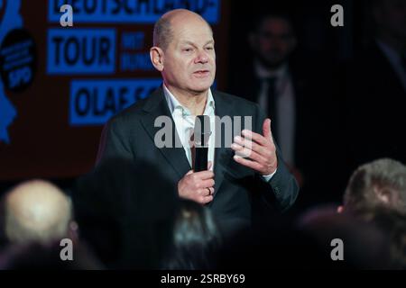 Bundestagswahlkampf 2025. Mehr für dich. Besser für Deutschland. Bundeskanzler Olaf Scholz im Gespräch in Marl. Marl, Nordrhein-Westfalen, DEU, Deutschland, 04.02.2025 *** Bundestagswahlkampf 2025 mehr für Sie besser für Deutschland Bundeskanzler Olaf Scholz im Gespräch in Marl Marl, Nordrhein-Westfalen, DEU, Deutschland, 04 02 2025 Stockfoto
