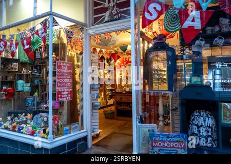 Der charmante britische Souvenirshop mit Union Jack-Dekorationen und Verkaufsschildern lädt Kunden ein Stockfoto