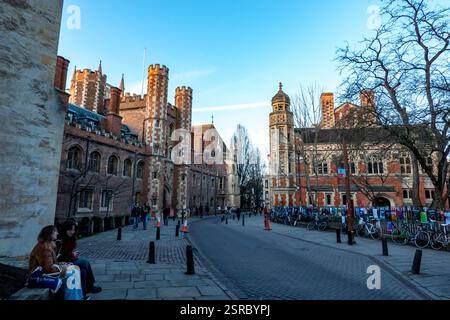 Eine Straßenszene in Cambridge, Großbritannien, zeigt die historische Architektur und die lebhafte Atmosphäre der Universität Cambridge Stockfoto