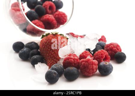 Closeup Schuß gefrorene Himbeeren, Brombeeren und Erdbeeren Stockfoto