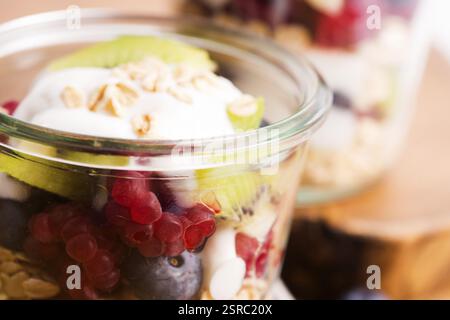 Müsli serviert mit Joghurt und frischem Obst Stockfoto