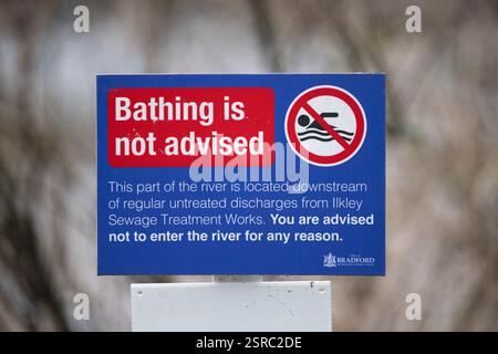 Yorkshire Wasserableitung in den River Wharfe von Ilkley Klärwerk - Baden ist nicht empfohlen Schild, Ilkley, West Yorkshire, England, Vereinigtes Königreich Stockfoto