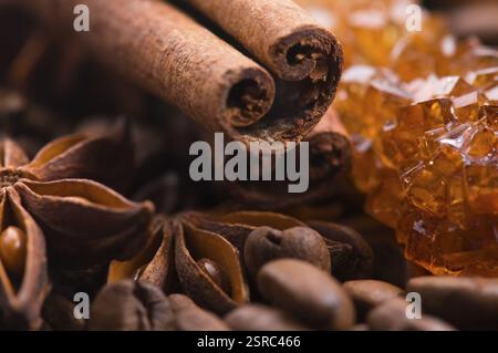 Aromaskaffee. Inhaltsstoffe. Kaffeebenen, Anis, Zimt, Zucker Stockfoto
