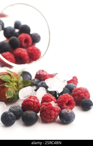 Closeup Schuß gefrorene Himbeeren, Brombeeren und Erdbeeren Stockfoto