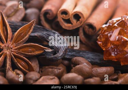 Aromaskaffee. Inhaltsstoffe. Kaffeebohnen, Anis, Vanille, Zimt, Zucker Stockfoto