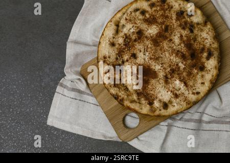 Hüttenkäse-Auflauf mit getrockneten Früchten und Zimt in einem langsamen Herd gekocht, Blick von oben Stockfoto