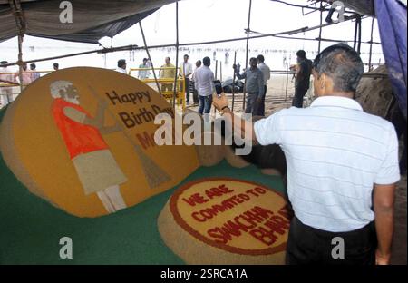 Der Künstler Sudarsan Pattnaik wünscht dem indischen Premierminister Narendra Modi Geburtstag in Mumbai Stockfoto