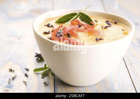 Frische Melonensuppe mit parmaschinken und Lavendelblüten, Polen, Europa Stockfoto
