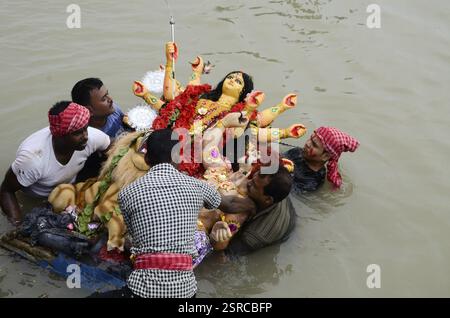 Eintauchen von durga Idol, Hootly River, Kalkutta, Westbengalen, Indien, Asien Stockfoto