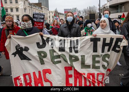 London, UK, 15. Februar 2025. Demonstranten marschieren hinter einem Banner bei einer Demonstration. Tausende nehmen an dem jüngsten National March for Palestine Teil, der in Zentral-London stattfand. Aktivisten fordern ein Ende des Krieges in Gaza und ein sofortiges Ende der Bewaffnung Israels. Quelle: James Willoughby/ALAMY Live News Stockfoto