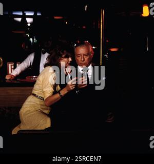 Derrick, ZDF Krimi-Serie, 1983, Regie: Günter Gräwert, Folge: Die kleine Ahrens, Szene im Nachtclub Paradies: Lisa Kreuzer, Hans Caninenberg Stockfoto