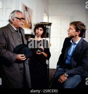 Derrick, ZDF Krimi-Serie, 1983, Regie: Günter Gräwert, Folge: Die kleine Ahrens, Szene: Hans Caninenberg, Miriam Mahler, Dieter Schidor Stockfoto