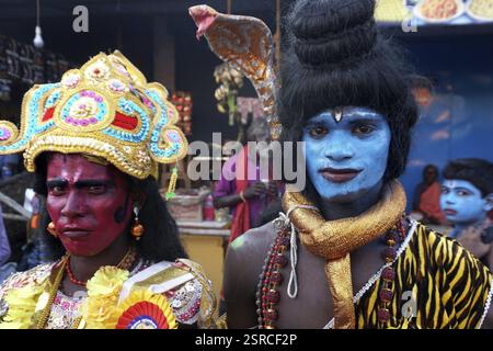 Männer kleiden sich als Hindu-Göttin Kali in der Nähe des Mutharamman Tempels, Tamil Nadu, Indien, Asien Stockfoto