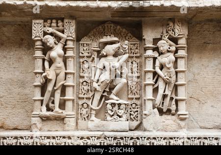 Skulptur von varaha an der Wand der Königinnen Schritt gut, Patan, Gujarat, Indien, Asien Stockfoto